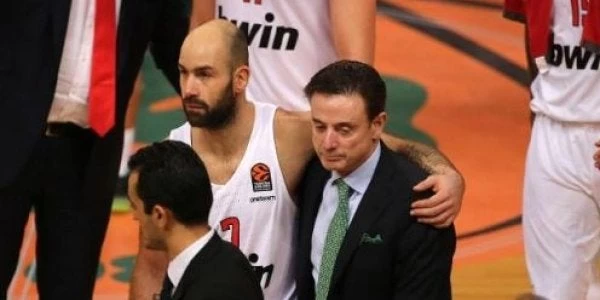 Η αγκαλιά του Σπανούλη με τον Πιτίνο μετά το ντέρμπι!